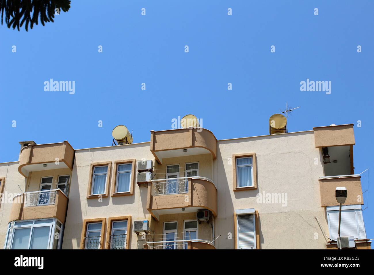 Alanya, Turchia, luglio 2017: botti per acqua naturale acqua di riscaldamento sul tetto dell'hotel. Foto Stock