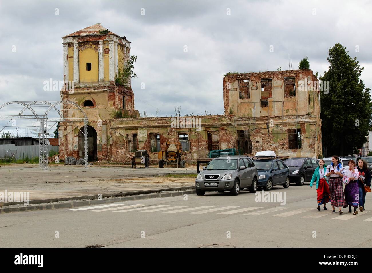 Giugno 2017, Odoev (Russia): Festa popolare 'Grandfather Filimon's Tales' - vecchia chiesa distrutta. Foto Stock