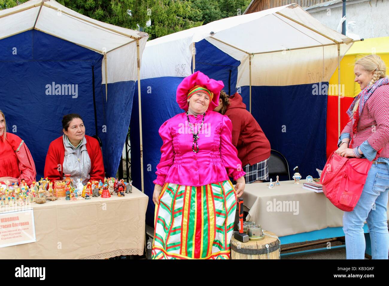 Giugno, 2017, odoev (Russia): folk festival 'nonno filimon's tales" - donna in costume nazionale. Foto Stock