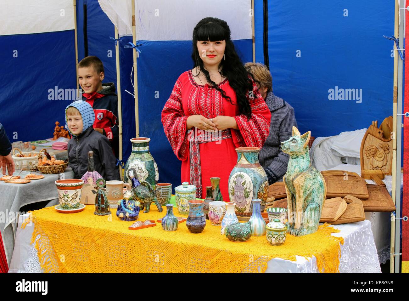 Giugno, 2017, odoev (Russia): folk festival 'nonno filimon's tales" - un contatore commerciale per il commercio di artigianato. Foto Stock