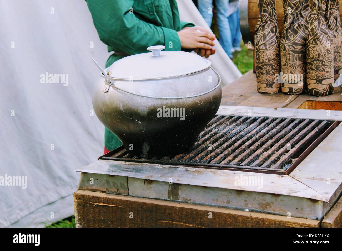 Ferro tradizionale pentola per la cottura al festival della ricostruzione storica. Foto Stock