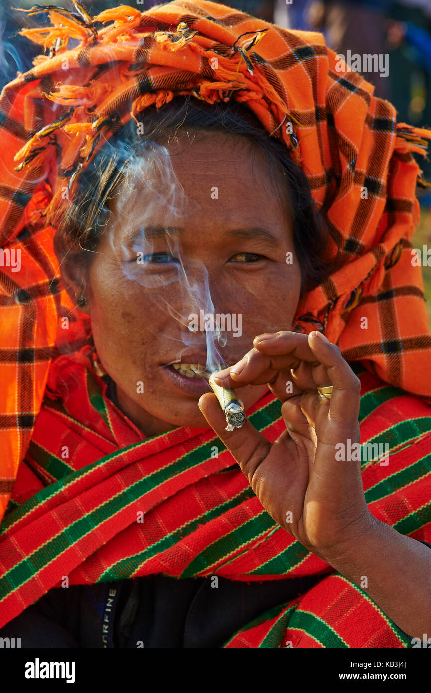 Donna fuma una sigaretta, Myanmar, Asia, Foto Stock
