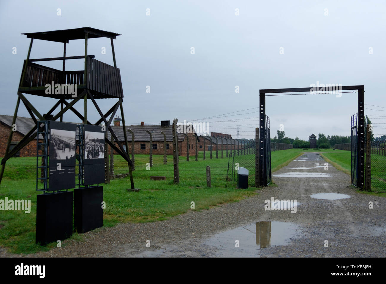 Torre di avvistamento e caserma ad Auschwitz II Birkenau campo di concentramento, Polonia Foto Stock