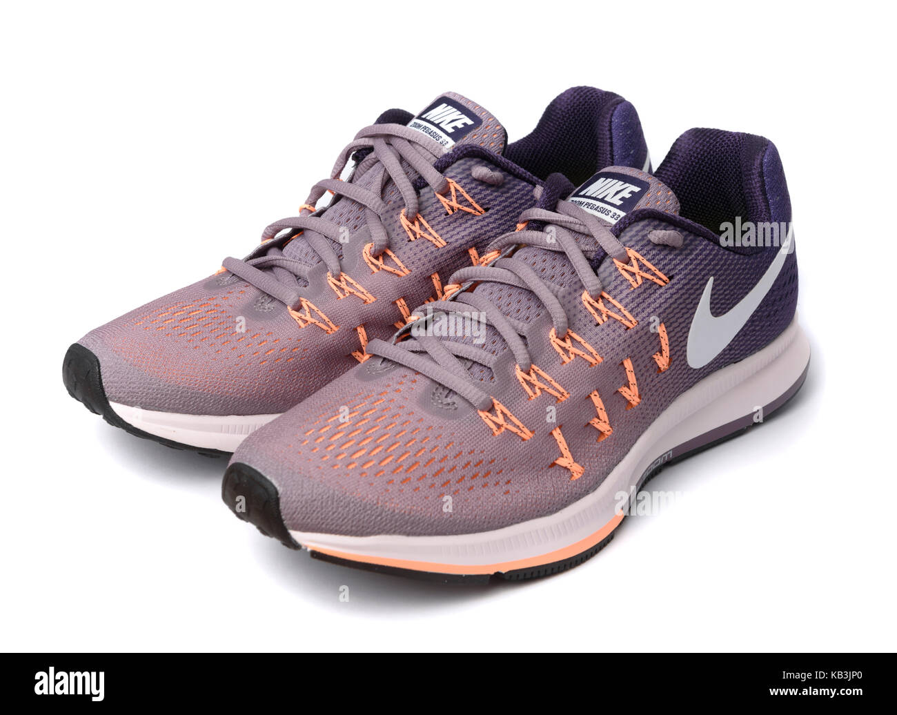 Viola e arancione Nike Pegasus 33 scarpe running isolati su sfondo bianco Foto Stock