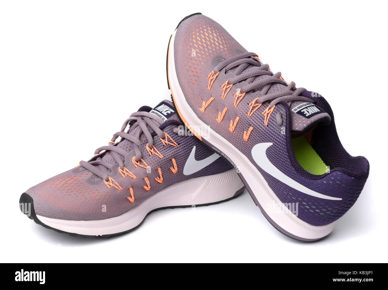 Viola e arancione Nike Pegasus 33 scarpe running intaglio isolato su sfondo bianco Foto Stock