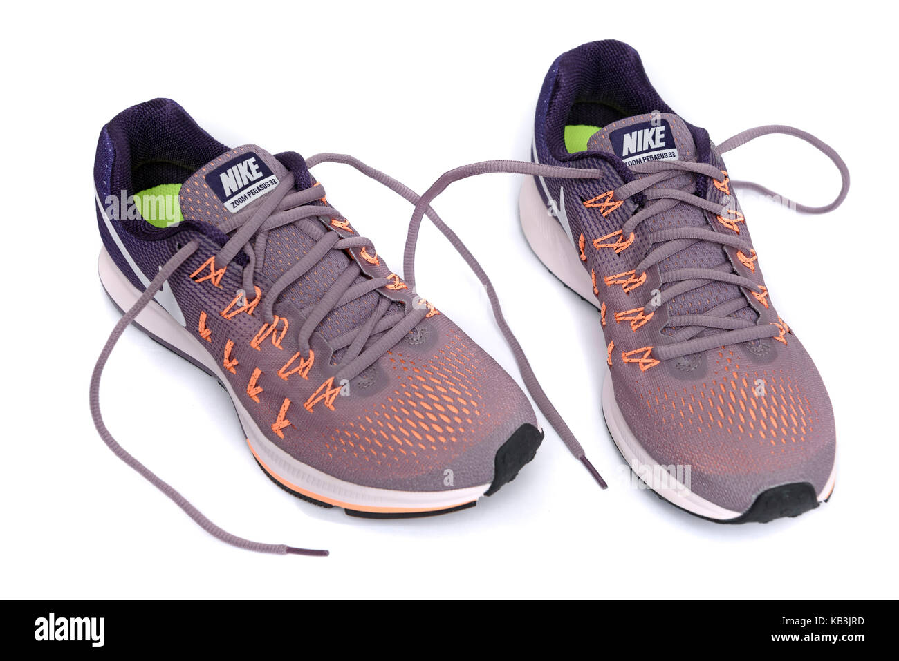 Viola e arancione Nike Pegasus 33 scarpe running cut-out isolati su sfondo bianco Foto Stock
