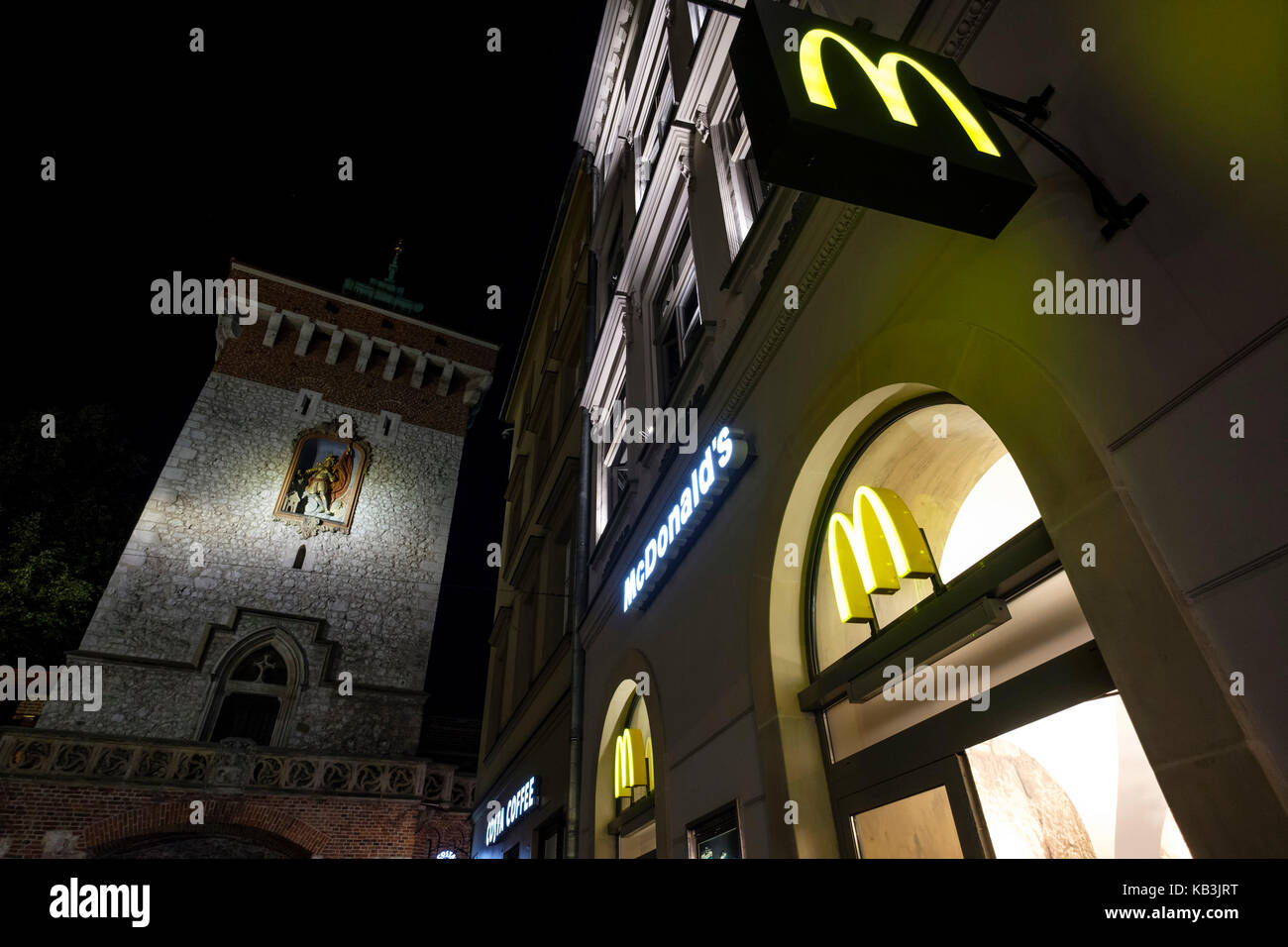 Vista esterna di un ristorante McDonald's accanto a La Porta di San Floriano a Cracovia, Polonia, Europa Foto Stock