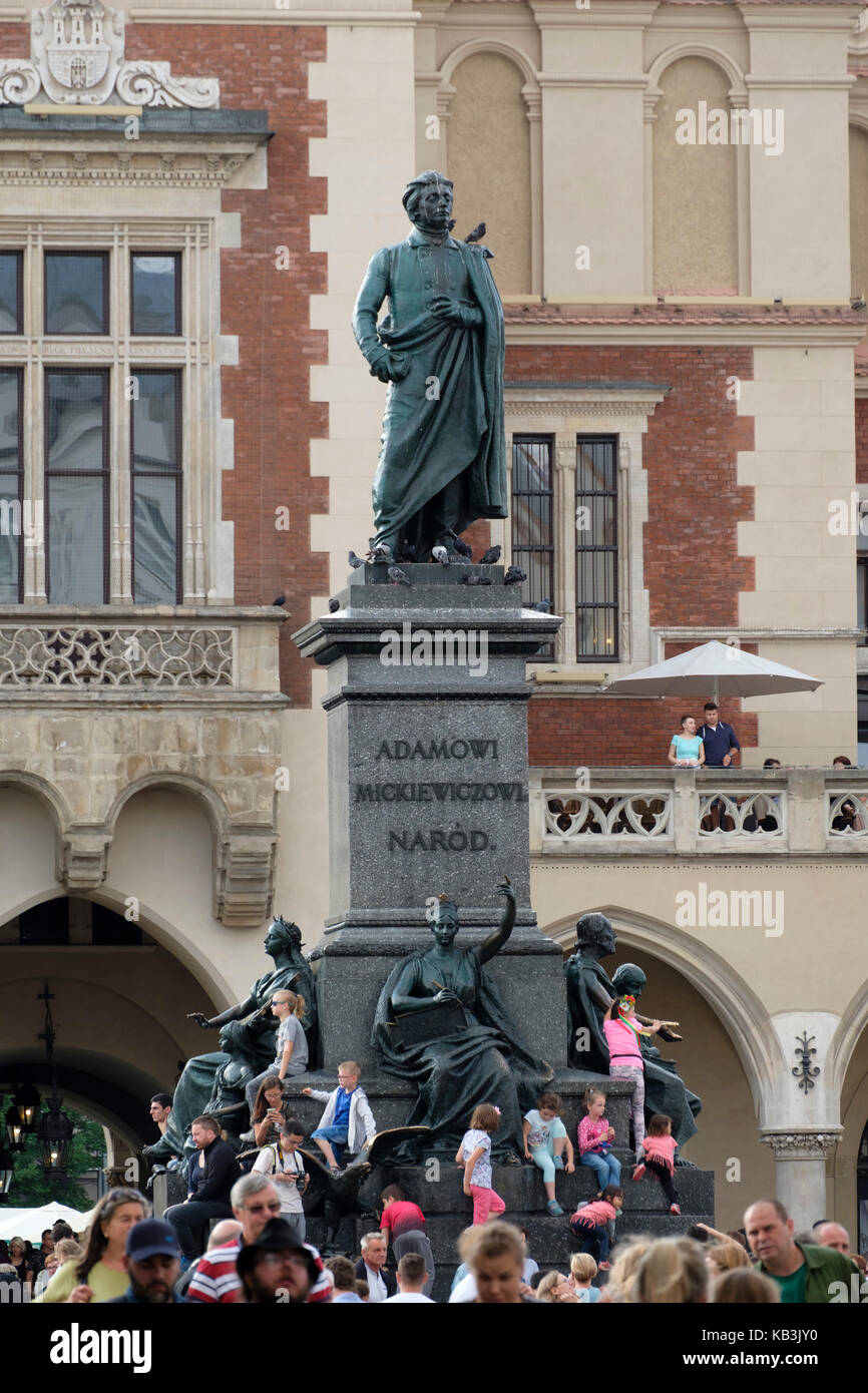 Adam Mickiewicz monumento alla piazza principale di Cracovia, in Polonia, in Europa Foto Stock