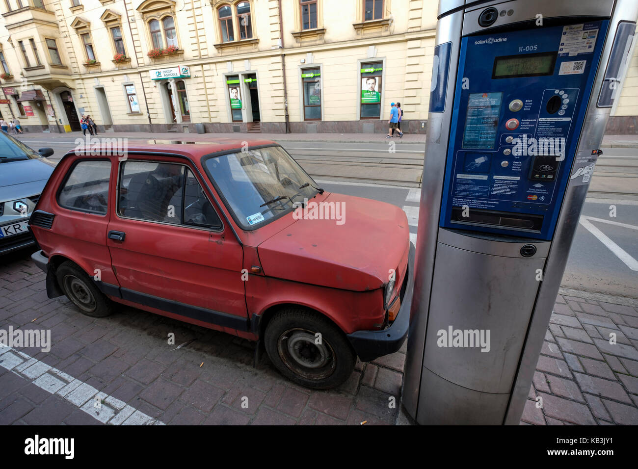 Vecchia auto parcheggiate accanto a un parchimetro a Cracovia, Polonia, Europa Foto Stock