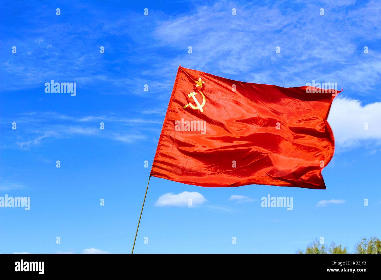 Sventola bandiera dell'URSS contro il cielo blu. Foto Stock