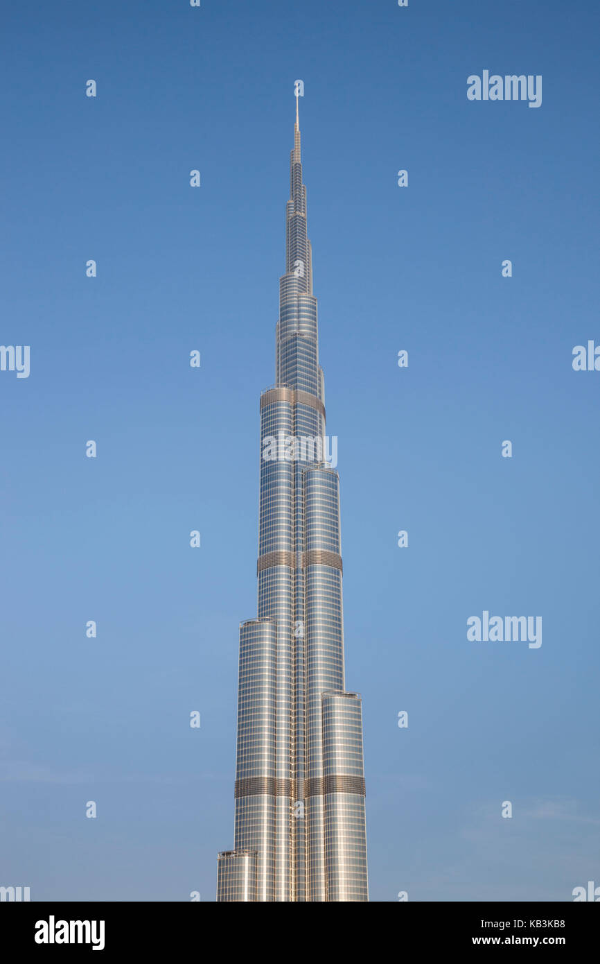 I UAE Dubai, Centro cittadino di Dubai e Burj Khalifa, più alte del mondo come edificio del 2016, vista in elevazione Foto Stock