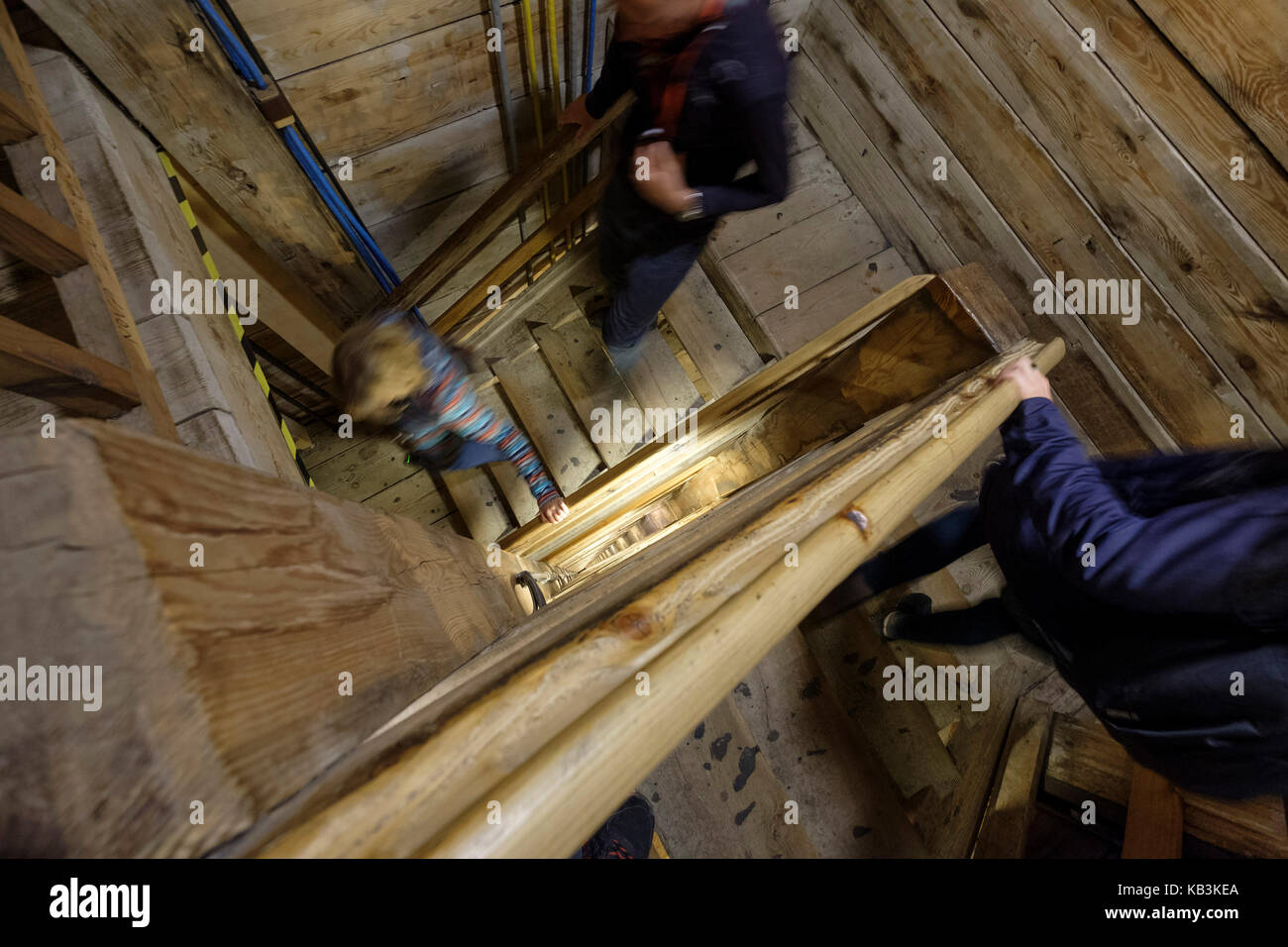 Le persone che usano le scale di legno a scendere le Miniere di Sale di Wieliczka, Polonia, Europa Foto Stock