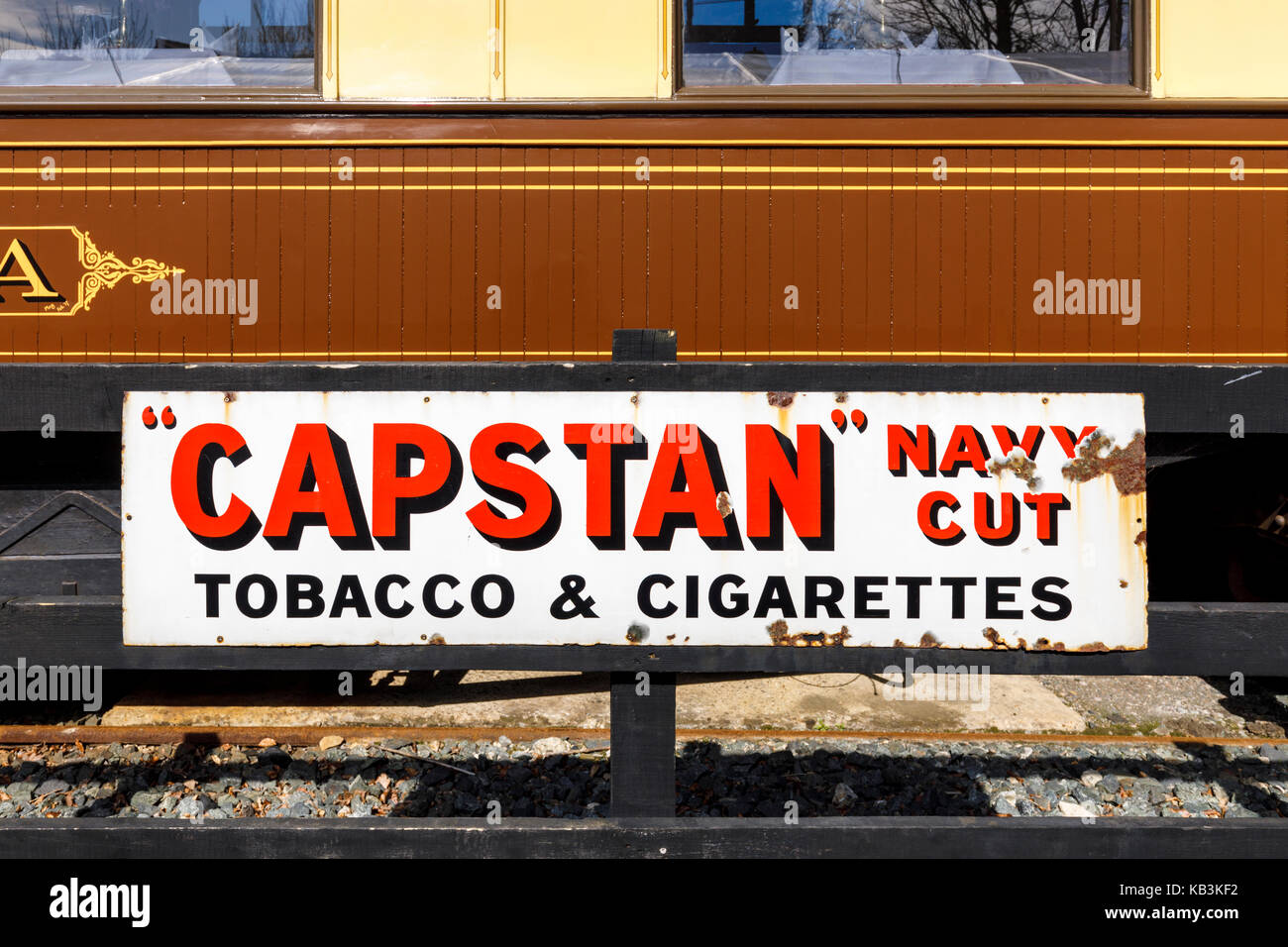 Smalto Vintage Capstan Navy Cut segno in East Sussex patrimonio ferroviaria treni a vapore, Tenderden Town Station, Kent, sud-est dell'Inghilterra, Regno Unito Foto Stock