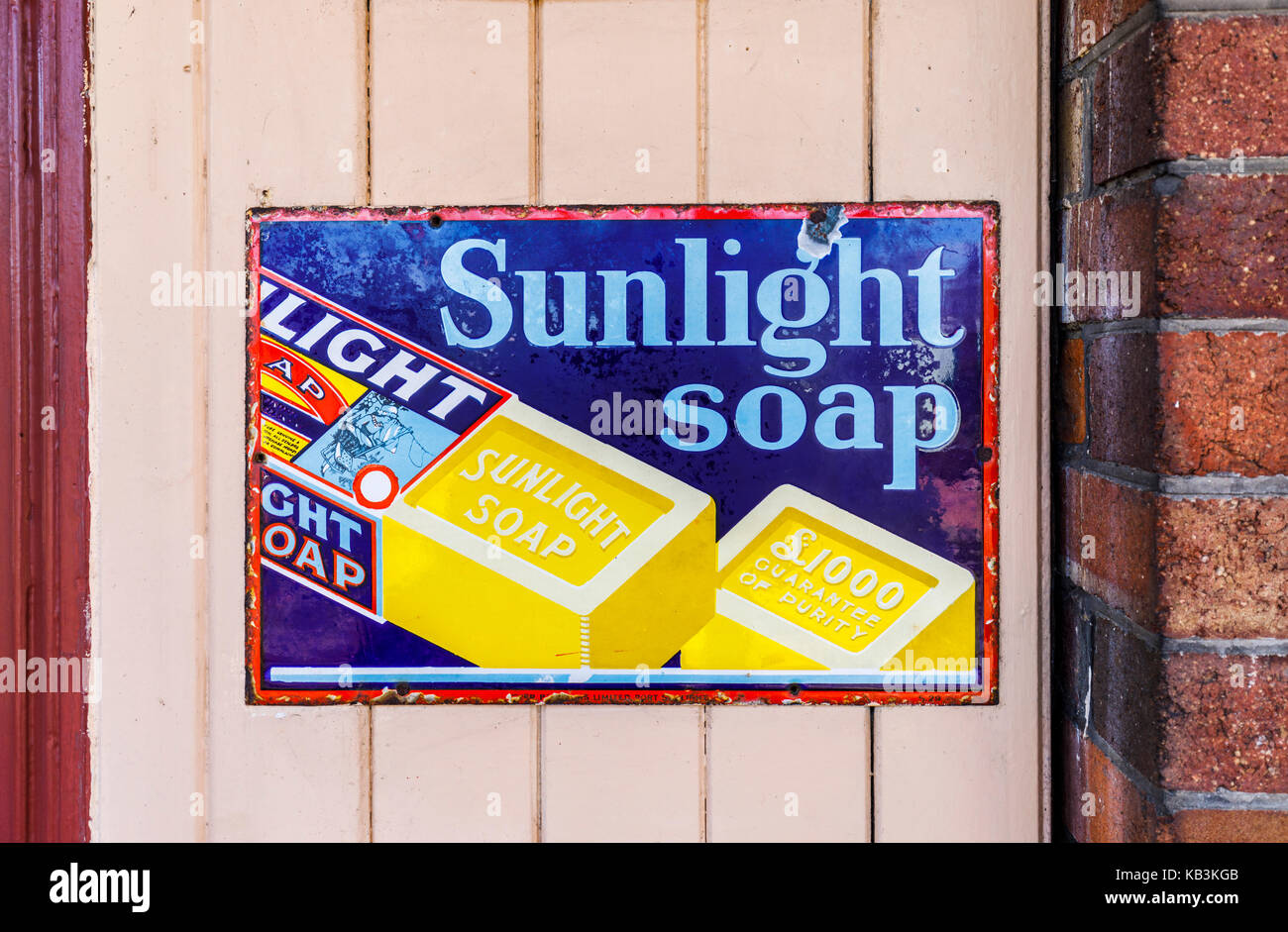 Smalto Vintage sole segno Soap a East Sussex patrimonio ferroviaria treni a vapore, Tenderden Town Station, Kent, sud-est dell'Inghilterra, Regno Unito Foto Stock