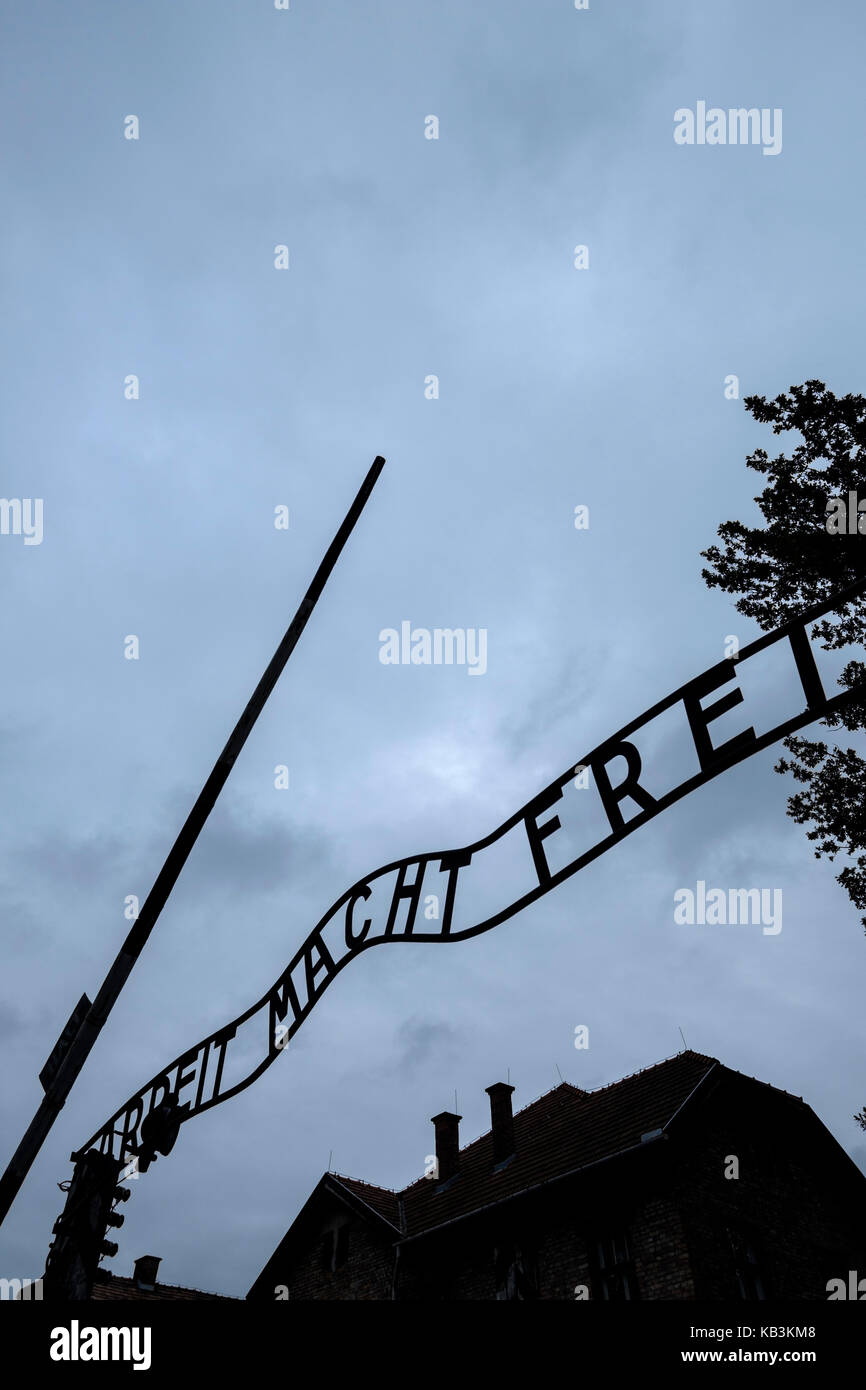 Arbeit macht frei segno presso il cancello di ingresso di Auschwitz WWII campo di concentramento nazista, Polonia Foto Stock