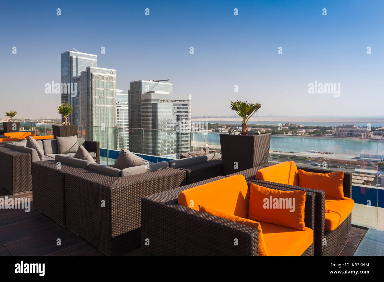 I UAE abu dhabi, al safarat area delle ambasciate, bar in cima al aloft hotel Foto Stock