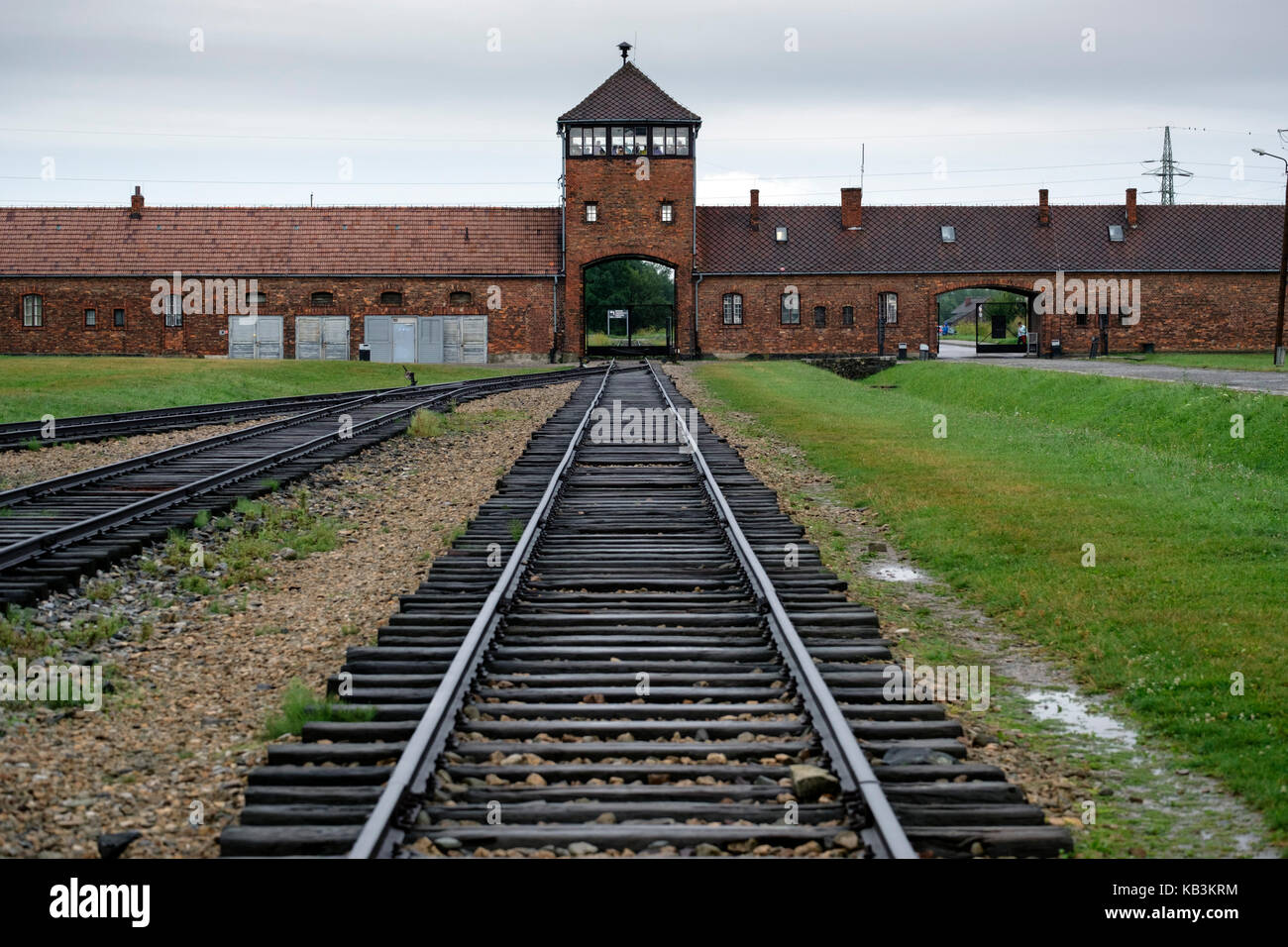 Cancello di ingresso alla II di Auschwitz Birkenau WWII campo di concentramento nazista, Polonia Foto Stock
