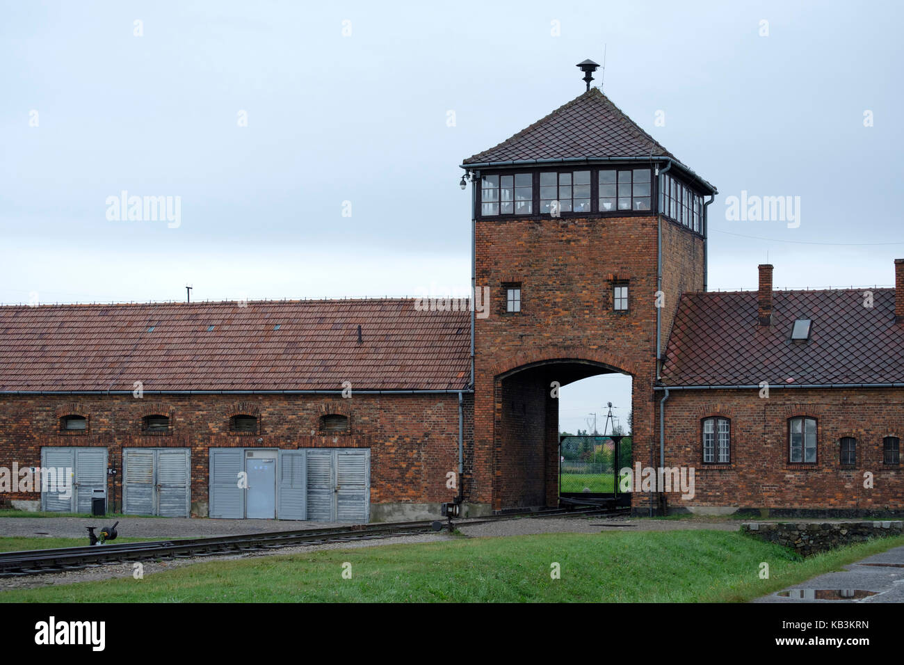 Cancello di ingresso alla II di Auschwitz Birkenau WWII campo di concentramento nazista, Polonia Foto Stock