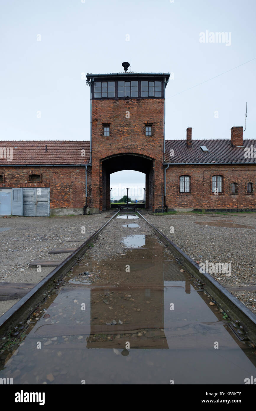 Cancello di ingresso alla II di Auschwitz Birkenau WWII campo di concentramento nazista, Polonia Foto Stock