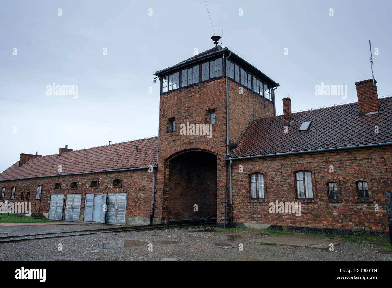 Cancello di ingresso alla II di Auschwitz Birkenau WWII campo di concentramento nazista, Polonia Foto Stock