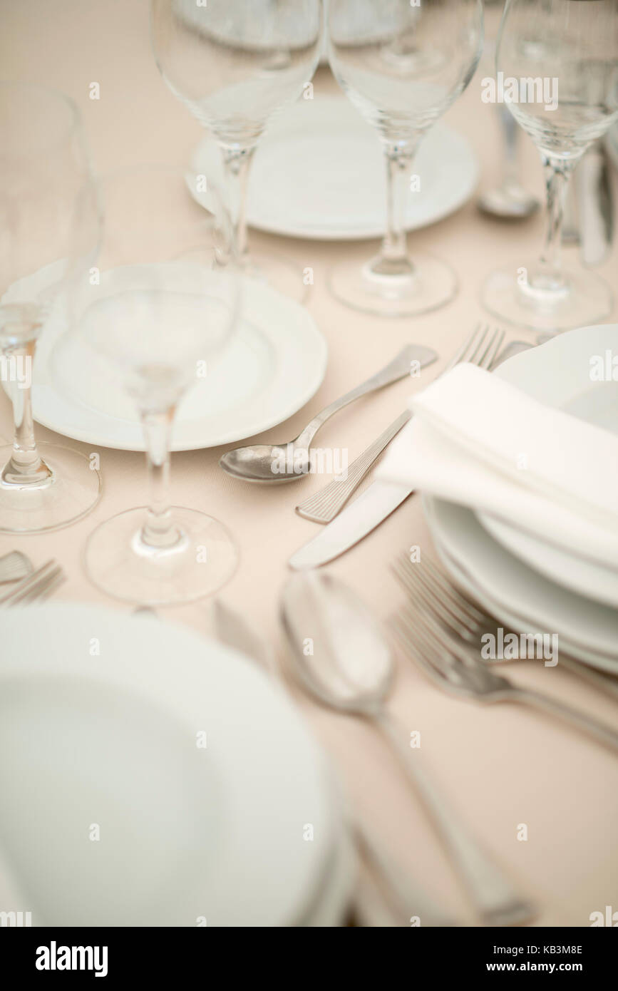 Piatti e posate sul ristorante di lusso tabella Foto Stock