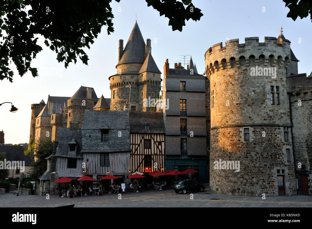 Francia, Ille-et-Vilaine, Vitré, sosta sulla strada di San Giacomo, il castello e rue d'Embas Foto Stock
