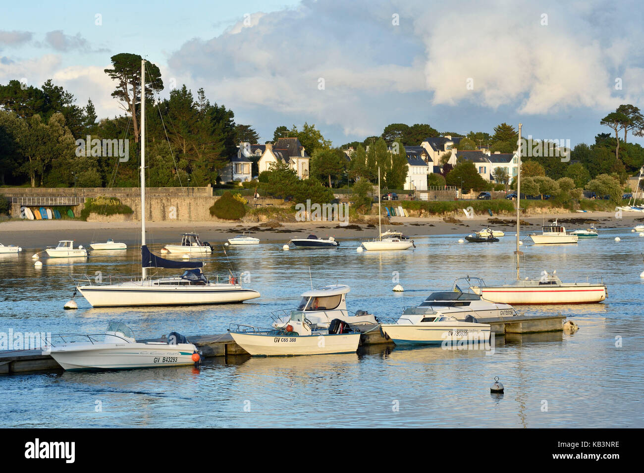 Francia, Finisterre, porto di benodet lungo l'Odet fiume vista da sainte porto marino Foto Stock