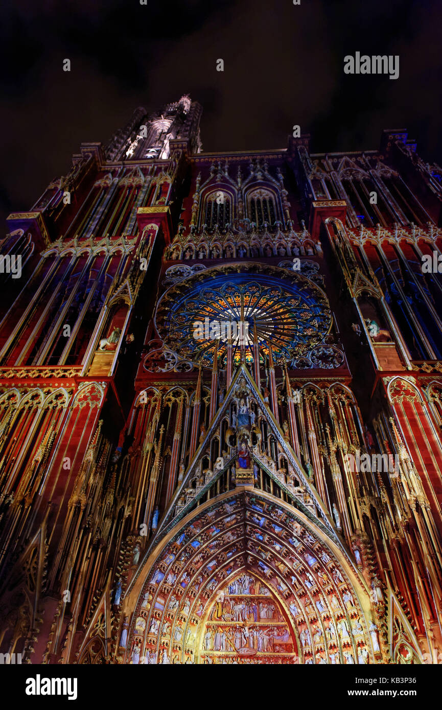 Francia, Bas Rhin, Strasburgo, città vecchia sono classificati come patrimonio mondiale dall'UNESCO, la cattedrale di Notre Dame, la facciata occidentale, estate 2015 spettacolo di luci e suoni Foto Stock