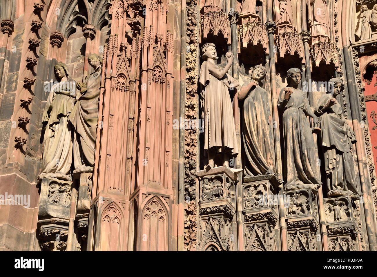 Francia, Bas Rhin, Strasburgo, città vecchia sono classificati come patrimonio mondiale dall'UNESCO, la cattedrale di Notre Dame, la facciata occidentale, vergini folli sul cancello di destra Foto Stock