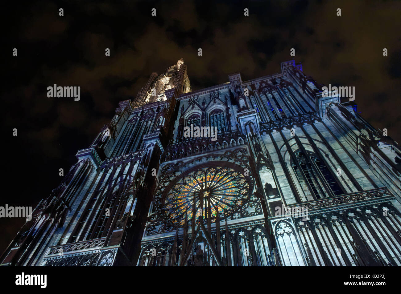 Francia, Bas Rhin, Strasburgo, città vecchia sono classificati come patrimonio mondiale dall'UNESCO, la cattedrale di Notre Dame, la facciata occidentale, estate 2015 spettacolo di luci e suoni Foto Stock