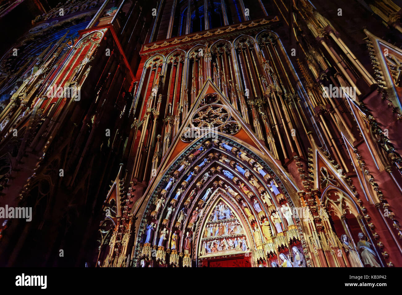 Francia, Bas Rhin, Strasburgo, città vecchia sono classificati come patrimonio mondiale dall'UNESCO, la cattedrale di Notre Dame, la facciata occidentale, estate 2015 spettacolo di luci e suoni Foto Stock