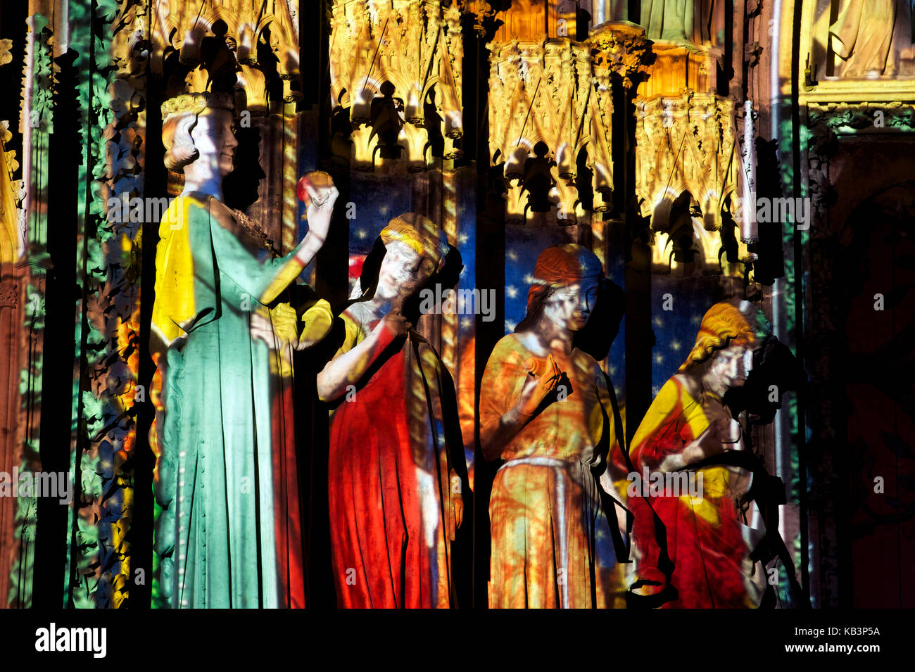 Francia, Bas Rhin, Strasburgo, città vecchia sono classificati come patrimonio mondiale dall'UNESCO, la cattedrale di Notre Dame, la facciata occidentale, estate 2015 spettacolo di luci e suoni Foto Stock