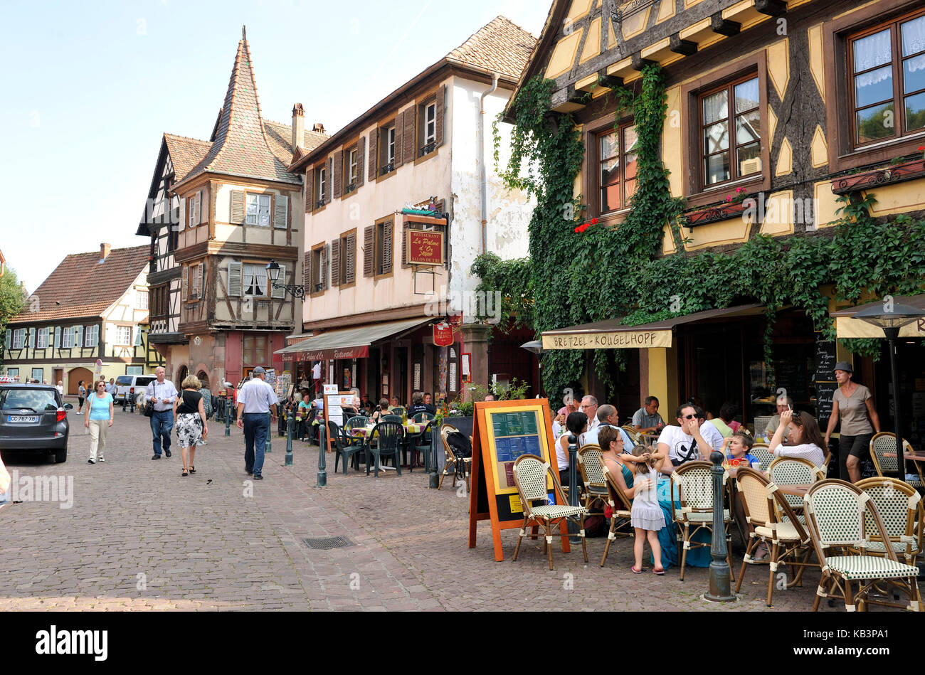 Francia, Haut Rhin, Alsazia strada del vino, Kaysersberg, il generale de Gaulle street, ristorante Foto Stock