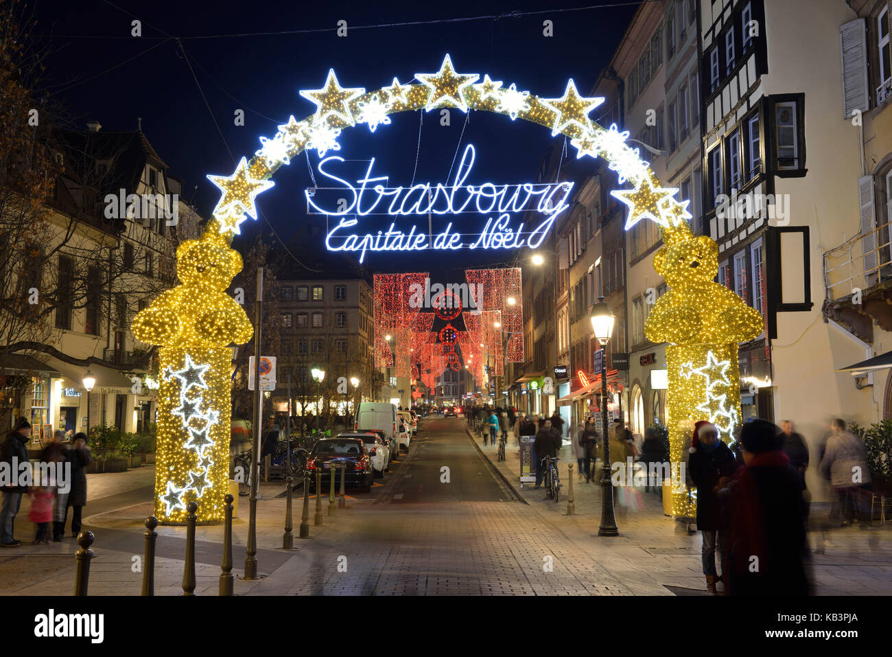 Francia, Bas Rhin, Strasburgo, città vecchia dichiarata Patrimonio Mondiale dall'UNESCO, il grande arco 'Strasbourg, capitale del Natale' situato all'ingresso della strada del vecchio mercato del pesce Foto Stock