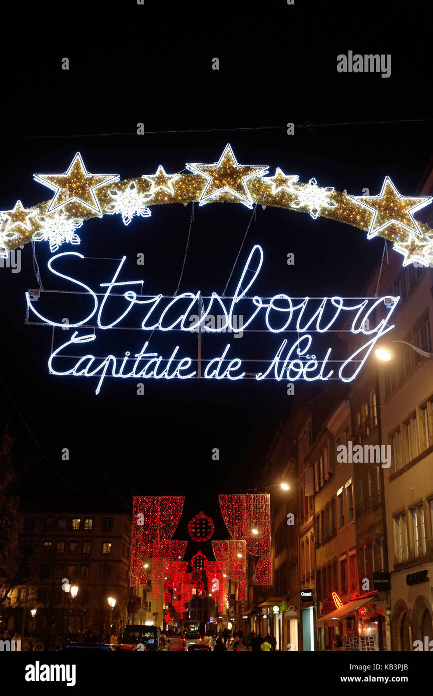 Francia, Bas Rhin, Strasburgo, città vecchia dichiarata Patrimonio Mondiale dall'UNESCO, il grande arco 'Strasbourg, capitale del Natale' situato all'ingresso della strada del vecchio mercato del pesce Foto Stock