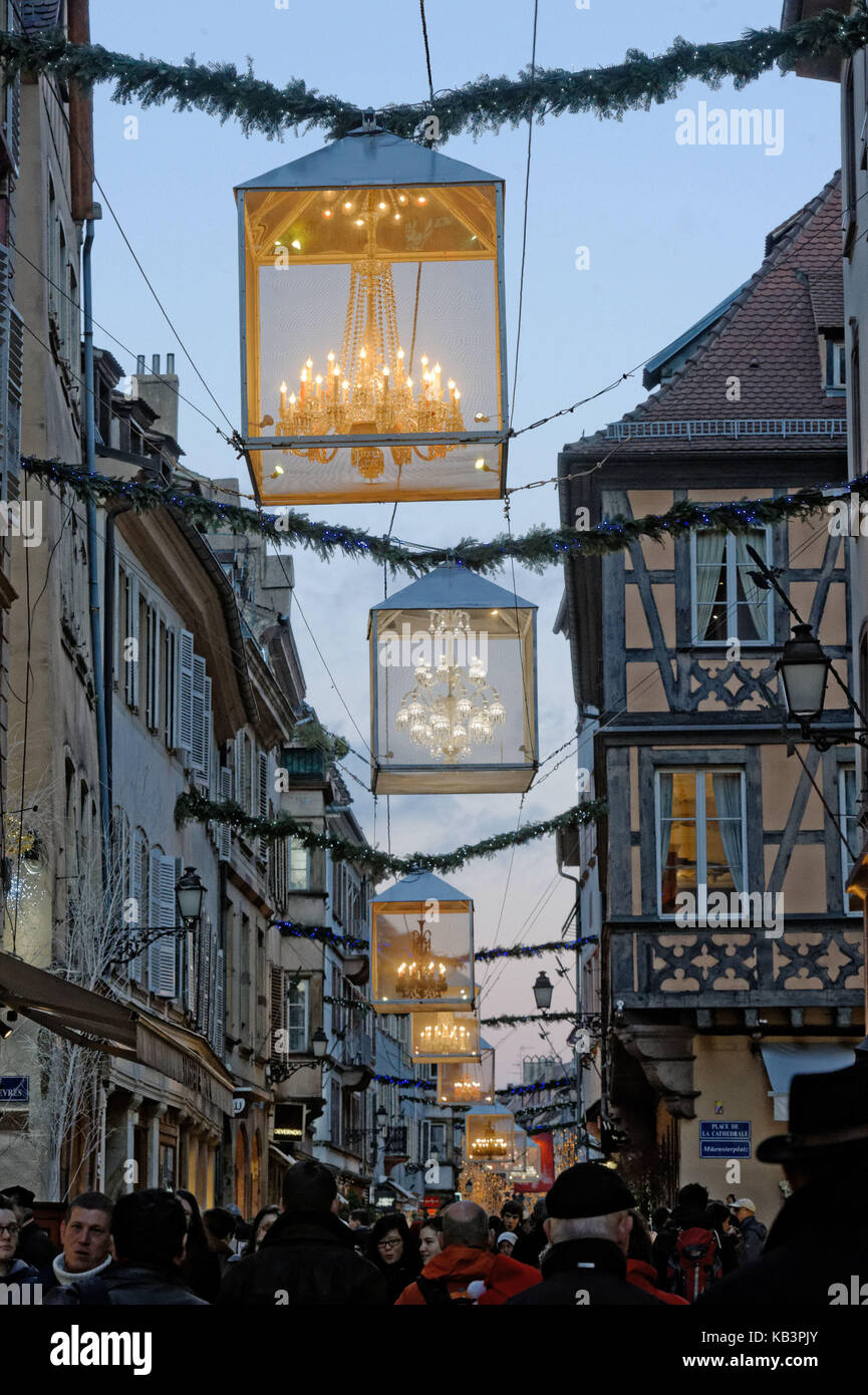 Francia, BAS RHIN, Strasburgo, città vecchia elencati come patrimonio mondiale dall' UNESCO, decorazione di Natale a rue des hallebarde, glosse del baccarat Foto Stock