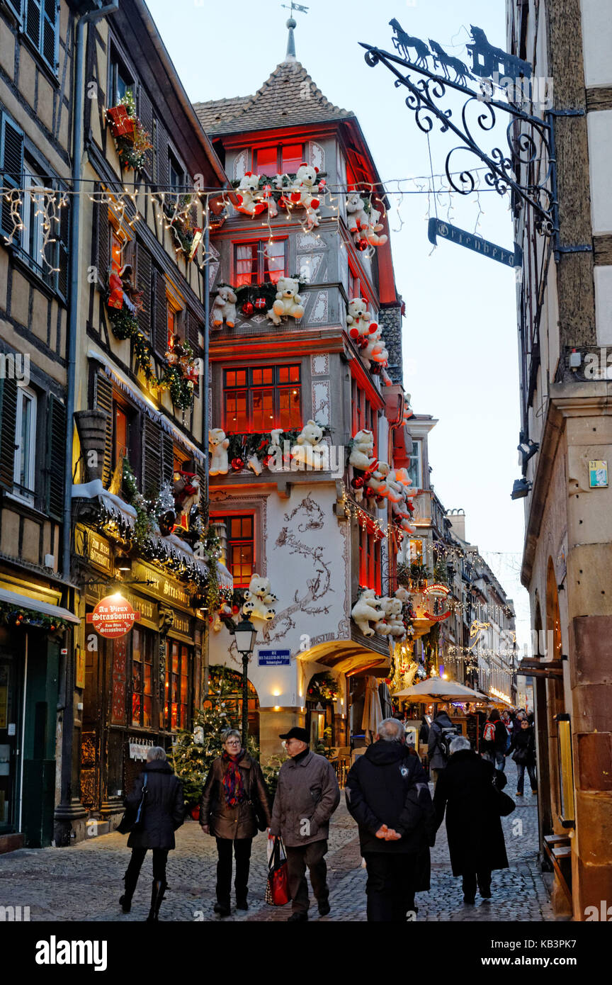 Francia, BAS RHIN, Strasburgo, città vecchia elencati come patrimonio mondiale dall' UNESCO, rue du Maroquin, winstub decorato per il mercato di natale Foto Stock