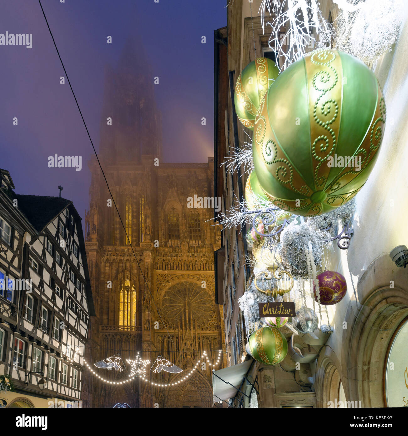 Francia, Bas Rhin, Strasburgo, città vecchia elencati come patrimonio mondiale dall' UNESCO, decorazione di Natale, Rue Mercière e la Cattedrale di Notre Dame Foto Stock