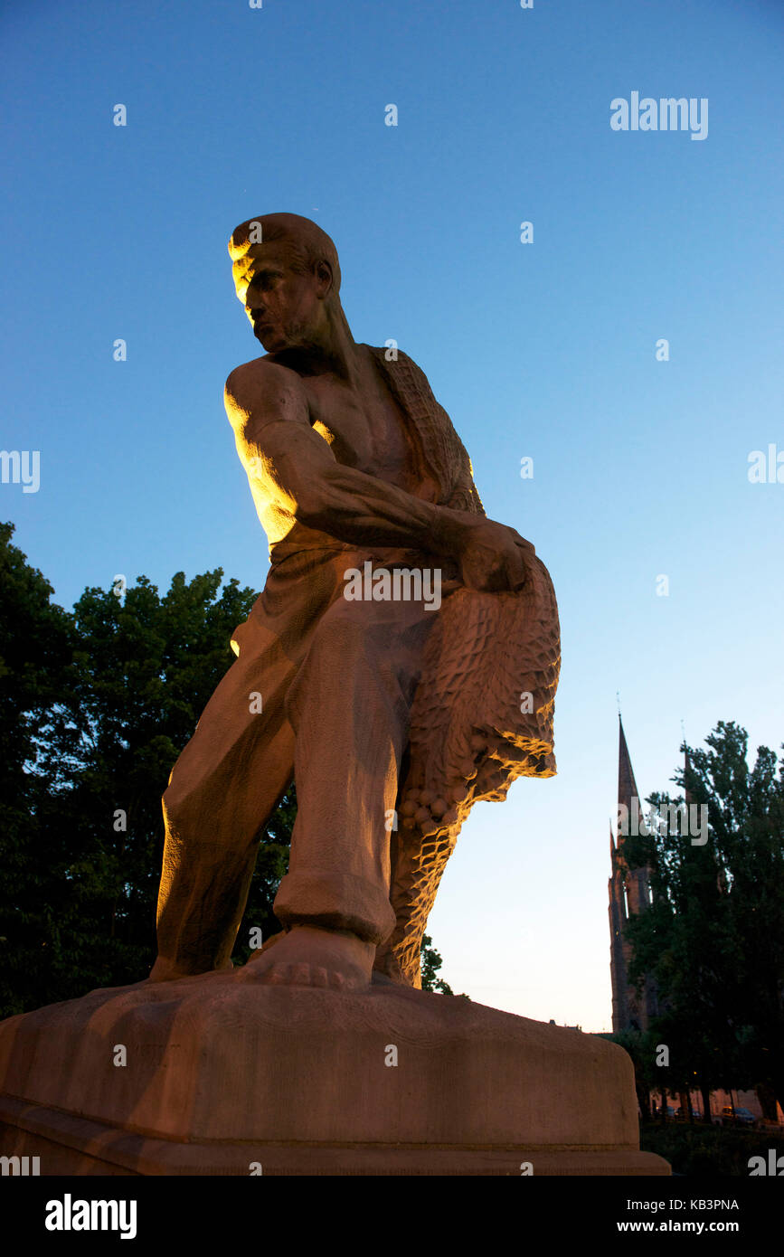 Francia, basso Reno, Strasburgo, città vecchia dichiarata Patrimonio Mondiale dall'UNESCO, Ponte Kennedy o ponte dei 4 Giganti (4 statue di lavoratori a ogni estremità) e Chiesa di Saint-Paul sullo sfondo Foto Stock