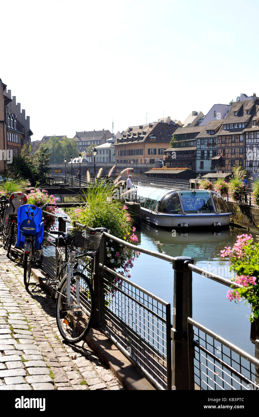 Francia, BAS RHIN, Strasburgo, città vecchia elencati come patrimonio mondiale dall' UNESCO, escursione in barca passando un blocco nel quartiere Petite France Foto Stock