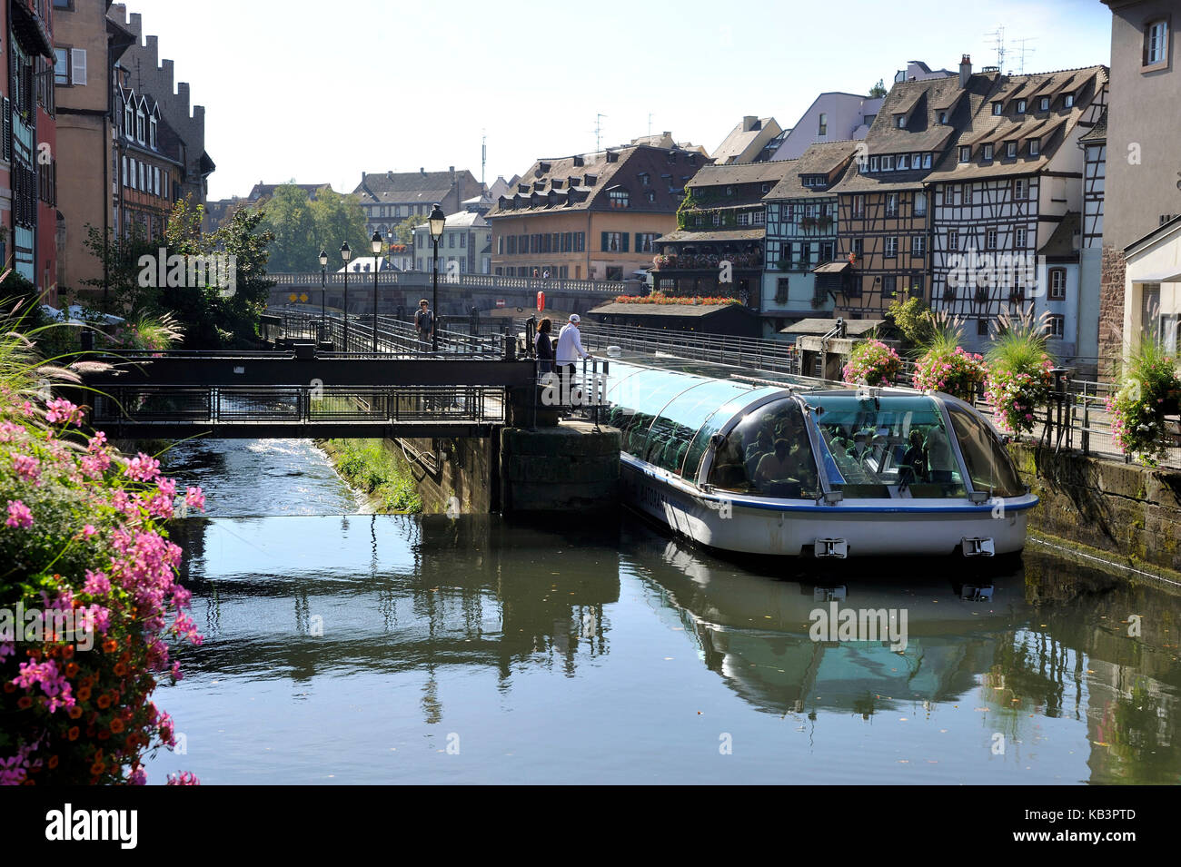 Francia, BAS RHIN, Strasburgo, città vecchia elencati come patrimonio mondiale dall' UNESCO, escursione in barca passando un blocco nel quartiere Petite France Foto Stock