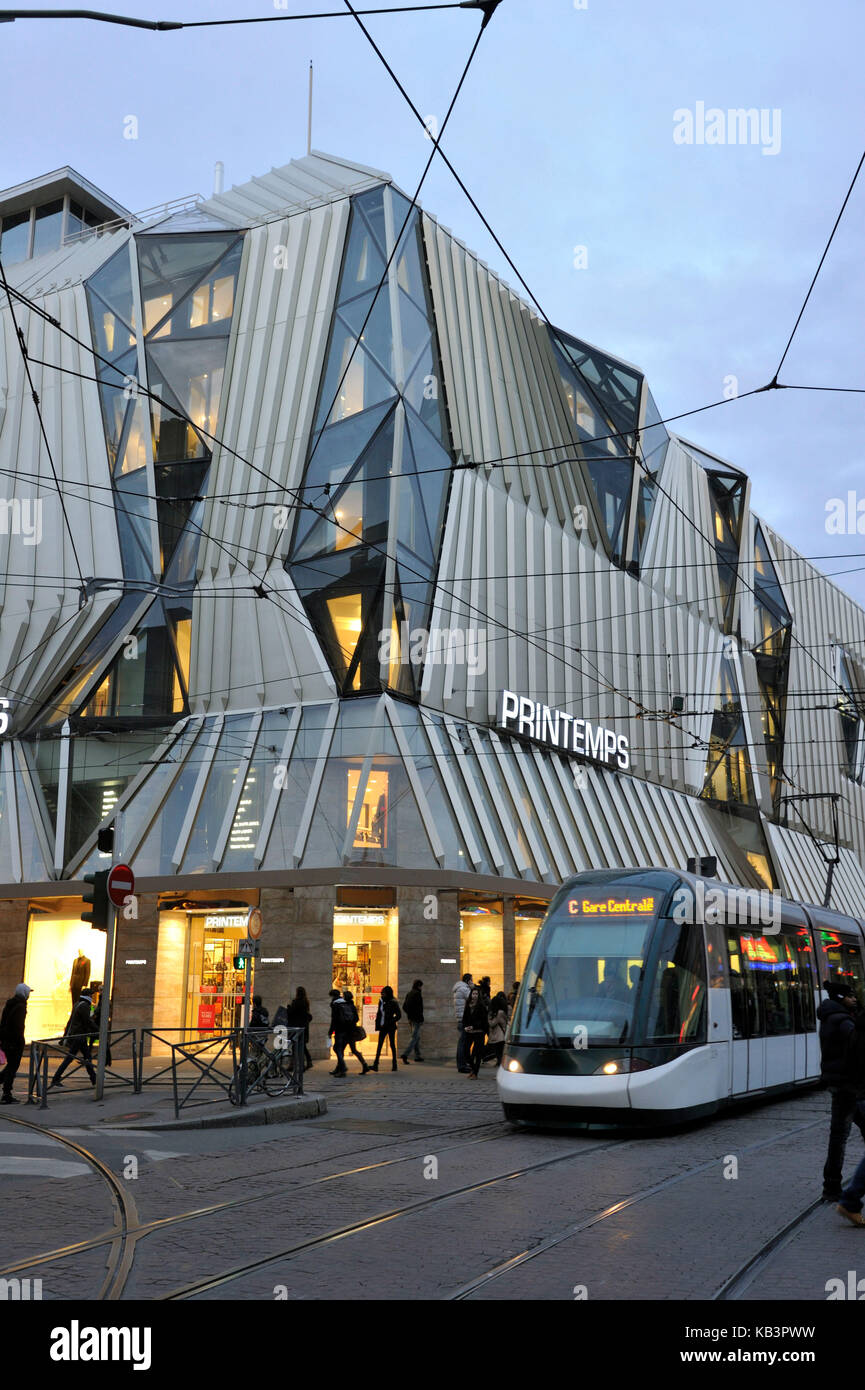 Francia, Bas Rhin, Strasburgo, città vecchia elencati come patrimonio mondiale dall' UNESCO, luogo dell'Homme de Fer (l'uomo del ferro) nella parte anteriore del modernizzato Printemps department store, centro di incontro delle linee del tram (tram). Foto Stock