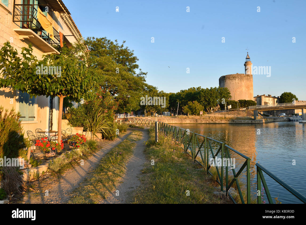 Francia, Gard, aigues mortes, Tour de Costanza, bastioni e canal Foto Stock