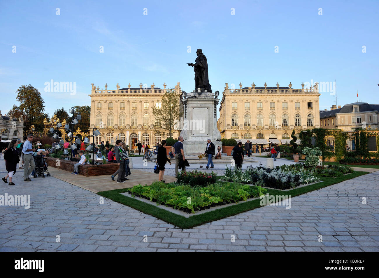 Francia, Meurthe et Moselle, Nancy, Place Stanislas (ex Place Royale) costruito da Stanislas Leszczynski nel 18 ° secolo, classificato come Patrimonio Mondiale dall'UNESCO, statua del re Stanislas Leszczynski Foto Stock