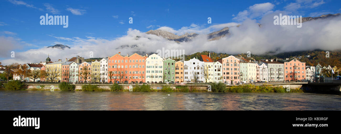 Austria, Tirolo, Innsbruck, facciata di case sulla riva sinistra del fiume Inn Foto Stock