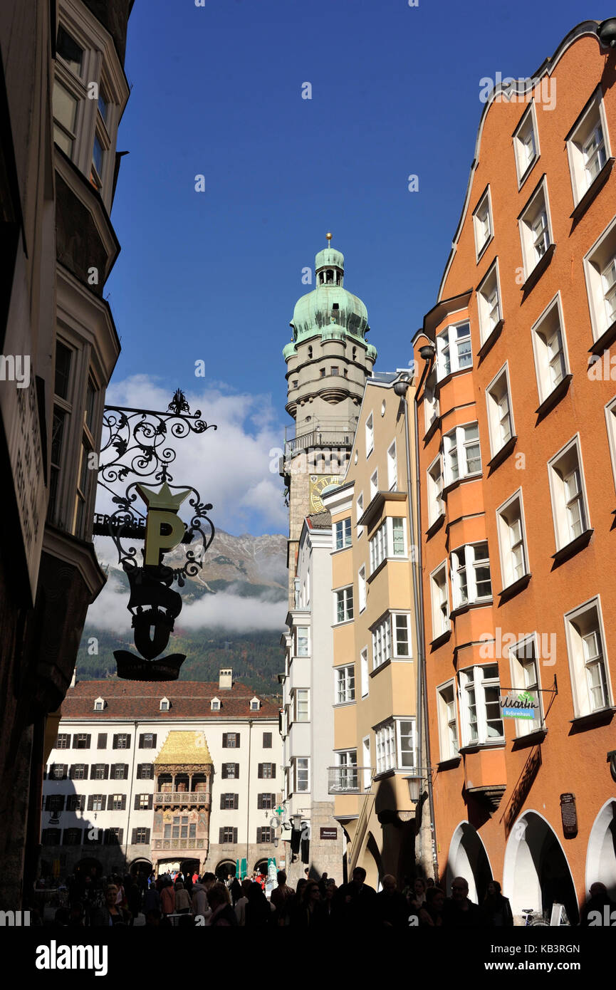 Austria, Tirolo, Innsbruck, HERZOG-Friedrich Strasse (street) nel centro storico, il vecchio Rathaus (municipio) e la sua torre campanaria con lampadina Foto Stock