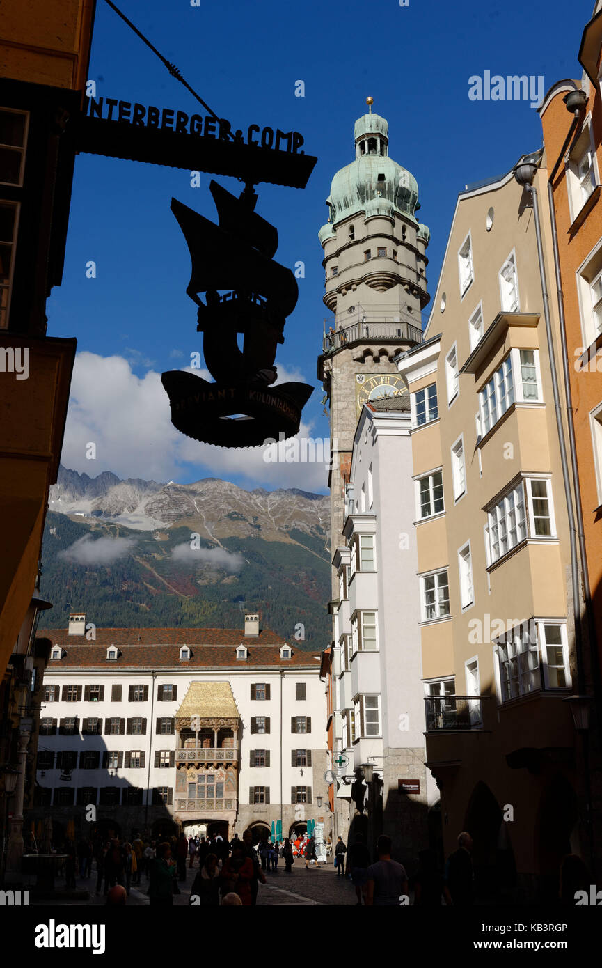 Austria, Tirolo, Innsbruck, HERZOG-Friedrich Strasse (street) nel centro storico, il vecchio Rathaus (municipio) e la sua torre campanaria con lampadina Foto Stock