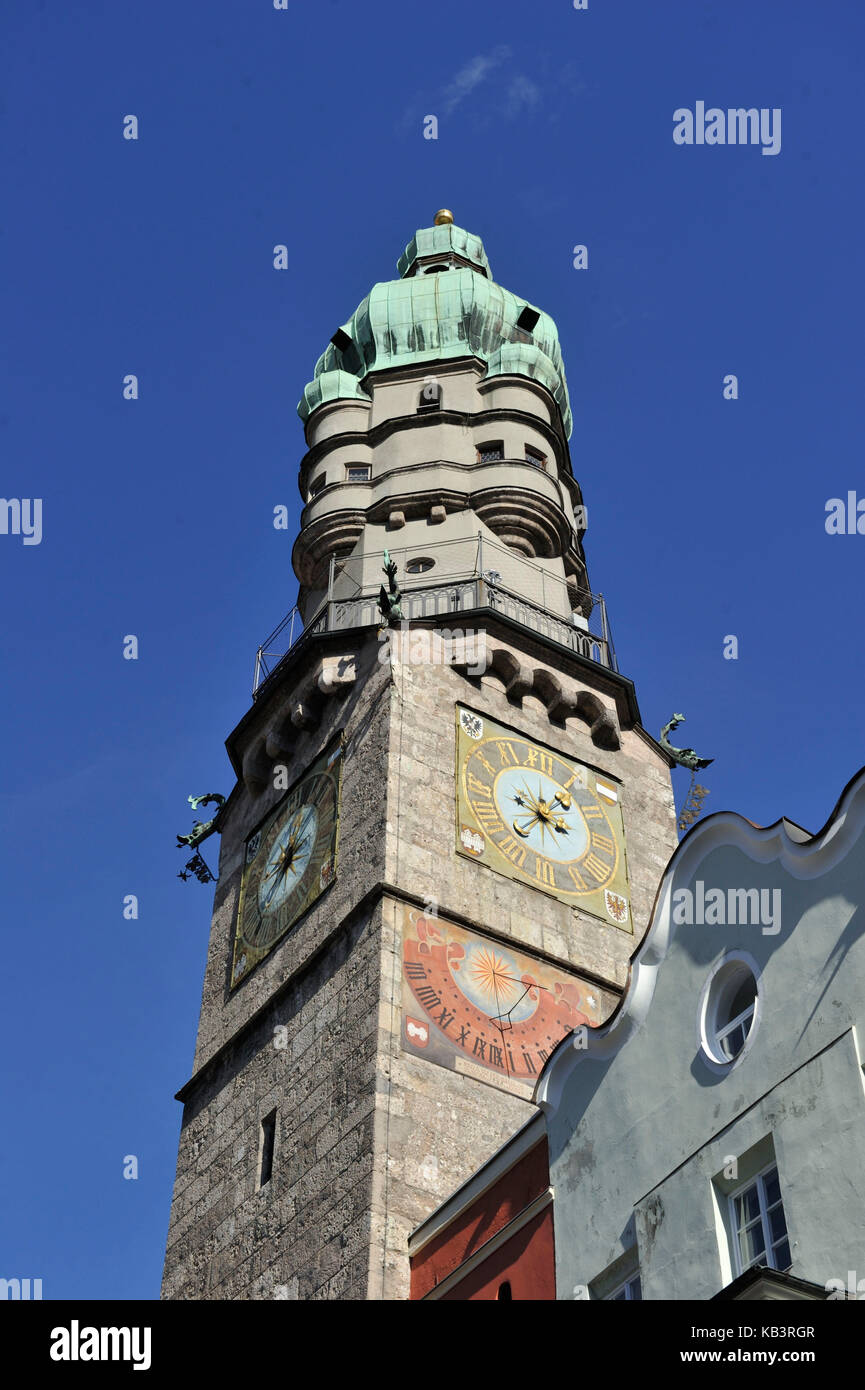 Austria, Tirolo, Innsbruck, HERZOG-Friedrich Strasse (street) nel centro storico, il vecchio Rathaus (municipio) e la sua torre campanaria con lampadina Foto Stock