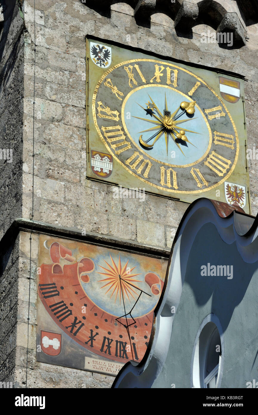 Austria, Tirolo, Innsbruck, HERZOG-Friedrich Strasse (street) nel centro storico, il vecchio Rathaus (municipio) e la sua torre campanaria con lampadina Foto Stock
