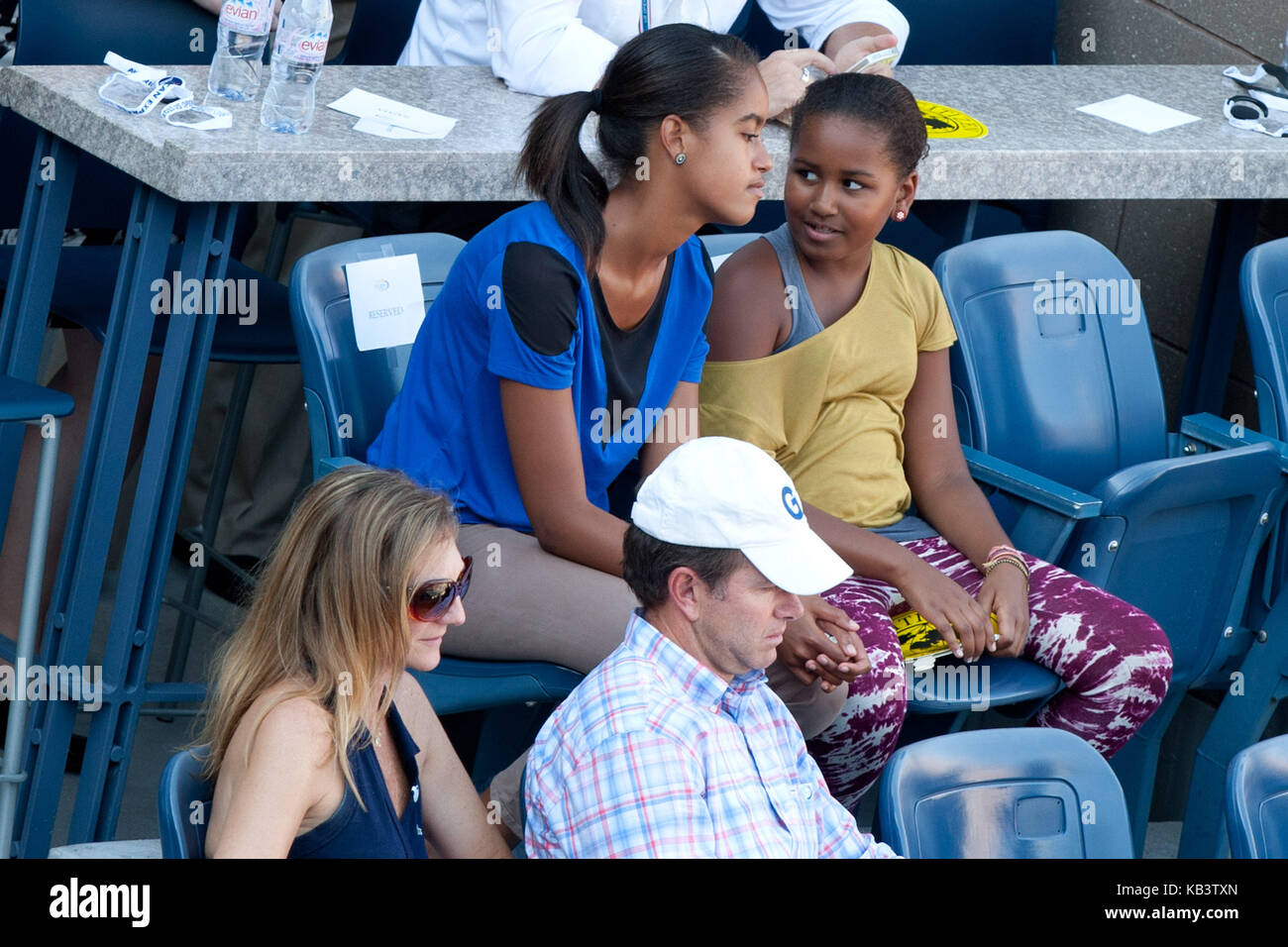 New YORK, NY - 09 SETTEMBRE: First Lady Michelle Obama partecipa al US Open 2011 presso l'USTA Billie Jean King National Tennis Center il 9 settembre 2011 a New York City People: Malia Obama Sasha Obama Transmission Ref: MNC Hoo-Me.com / MediaPunch Foto Stock
